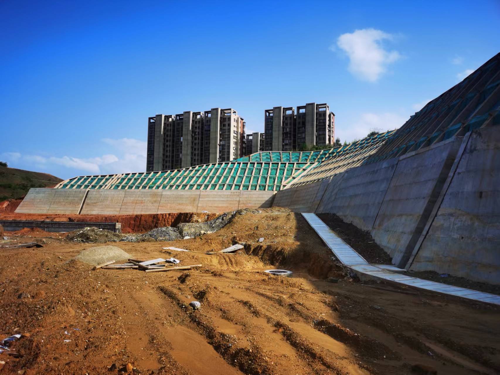 ˳��һ�и���У�����µ�ǽ����